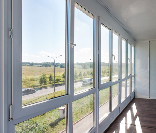 Фасадное остекление балкона это - 88 фото